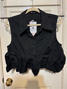 MICAS Black Sleeveless Button-Down Crop Shirt